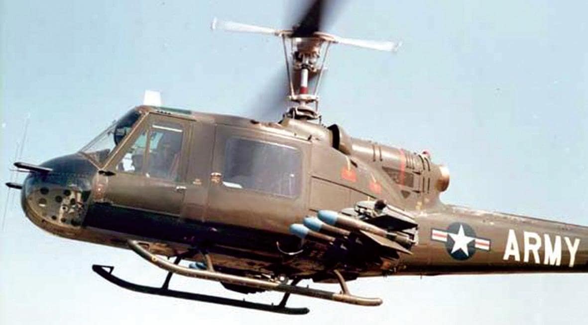 Вертолет UH-1, вооруженный шестью ПТУР SS-11